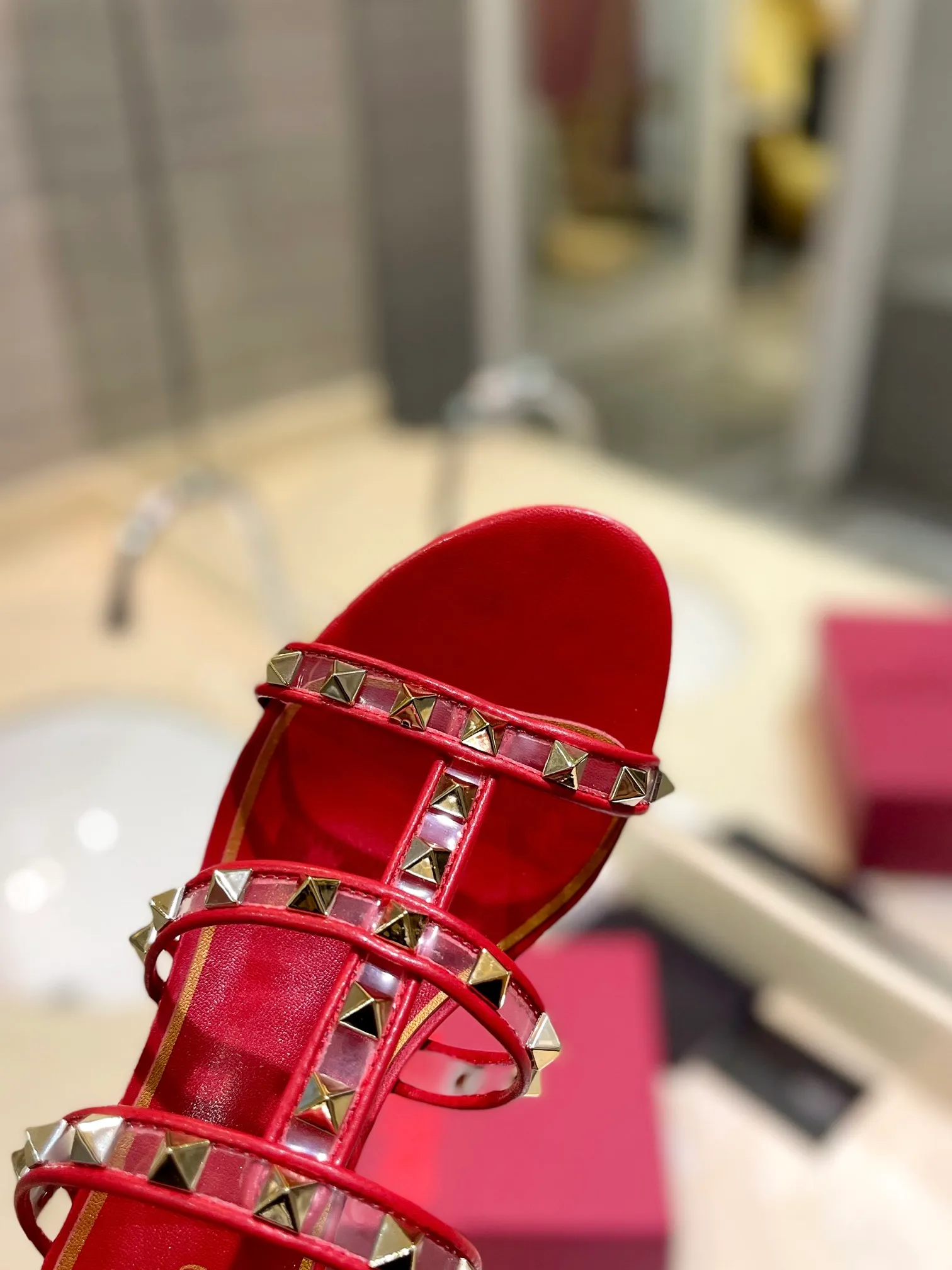 👟👟Ex-factory price 500👟👟 𝑉𝐴𝐿𝐸𝑁𝑇𝐼𝑁𝑂 Valentino ♡ͥ | ²º²⁴💫Purchasing agent level🔍Same color The classic king-shaped slippers with crystal heels are also so beautiful The particularly high-quality hardware brings out a full sense of high-end. After putting it on your feet, you will be stunned and look super slim! The new season lives up to expectations! Worth buying ★Imported cowhide is absolutely high-grade ❥Original method is absolutely sensual ❥Elegant style creates a different feeling🙈 Simple temperament style!  ♡ show bdetails ———————————— ⊿▸: Size｜35-40 (customized at 40.41.42) ⊿▸: Material｜Imported sheepskin + Pvc ⊿▸: Material | Padded sheepskin ⊿▸: Material | Italian🇮🇹 genuine leather outsole ⊿▸: Heel height｜6cm
